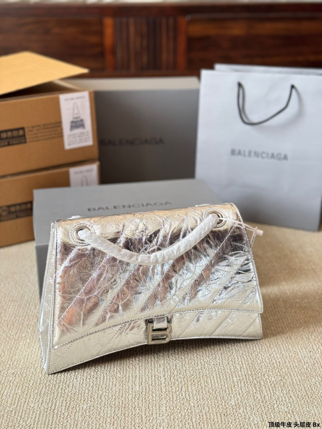 顶级原单 头层皮 p230/p200/p180 有Bella独特的氛围感了，好绝。 有Bella 那味儿了 一独特的氛围感好绝。 来自巴黎世家 Crush气场强大的实用型 大包包强势回归！ 巴黎世家 Crush 以 Hourglass 沙漏包廓形为基础，特殊 处理后呈现出皱褶纸质感的纹理，软软的包身 十褶皱 感皮质，满满的前卫感！ 整个包真的一眼爱上，经典沙漏轮廓，皮质柔软，手感 像枕头一般超级好！尺寸大号30 20cm 小号25 15cm 迷你20 13cm