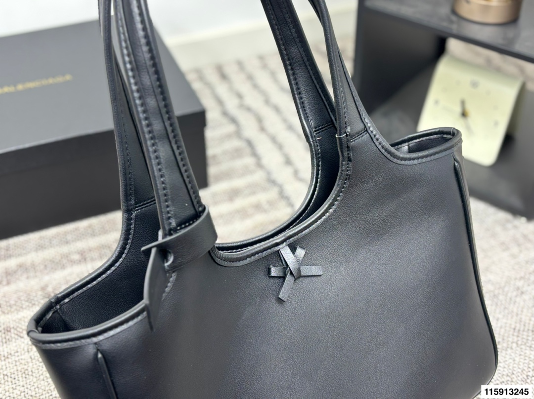 p145 配盒子 Balenciaga 巴黎世家 托特包 这款白色托特包采用柔软皮革，表面细腻有质感，设计极简，线条流畅，低调又高级。容量大，通勤或短途出行都很实用，手提肩背都方便。黑色百搭，轻松融入各种穿搭，简约风格爱好者必入！日常通勤、休闲场合都能hold住，实用又提升造型感山 尺寸36 24