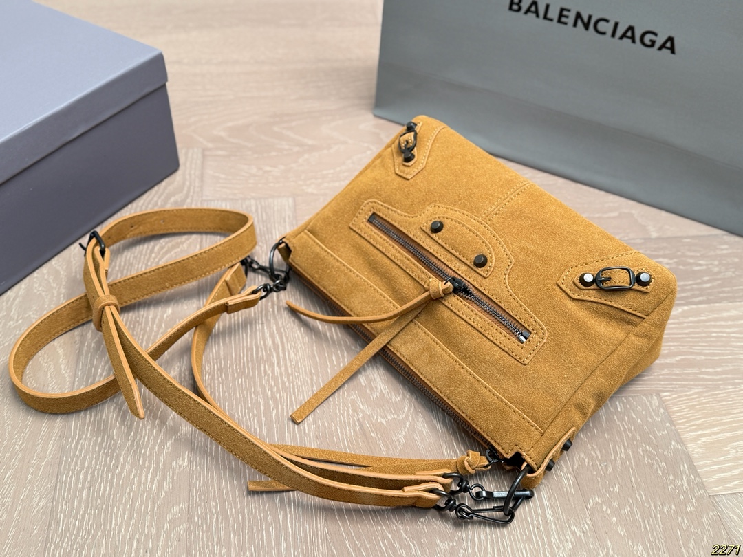 麂皮&yen;165配盒 Balenciaga 巴黎世家机车包 仙女的背包 完完全全 被迷上啦 仿佛进入仙境般 是每个可爱的小仙女必备 尺寸28 18