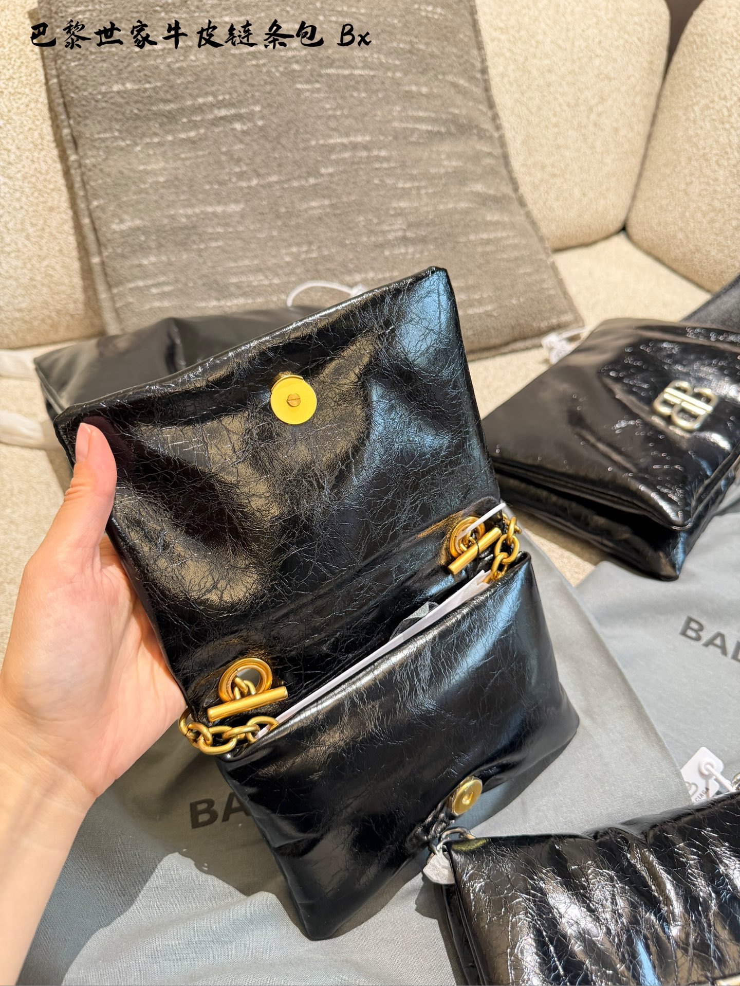 p150p175 巴黎世家新到美丽的小包包 巴黎世家monaco nano手袋 尺寸：长18cm，25cm &bull; 蓬松细纹羊皮革 &bull; Nano手袋 &bull; 链式肩带53.8厘米，把链条绑起来还可以当作手包哦🩵