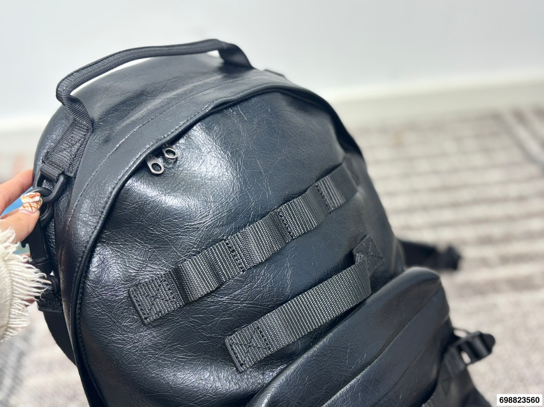 P270⚠️尺寸28.43 巴黎世家 牛仔双肩包 泰酷辣~ 凹照型神器 潮男必备 气质UP UP UP!!!