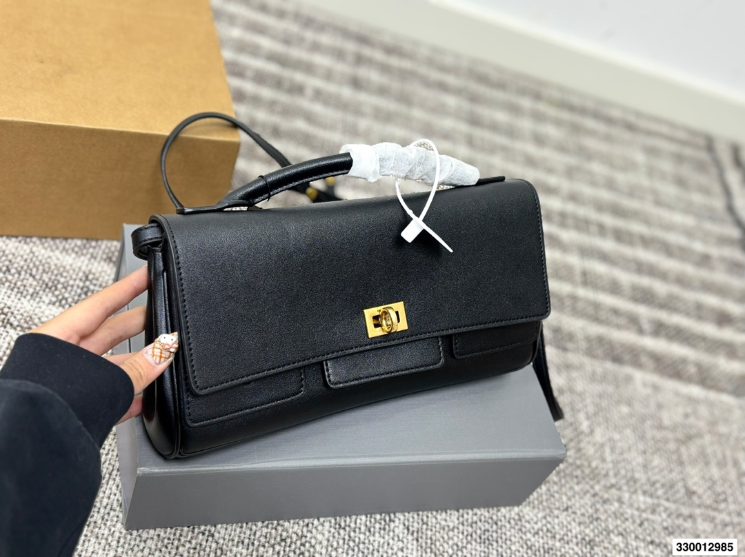 p215 全套包装 size: 28*14cm 巴黎世家 belair这个系列太顶了! 新款手包/斜挎包小小的很精致! 牛皮品质哦! 皮质的韧性与手感都非常柔和哦