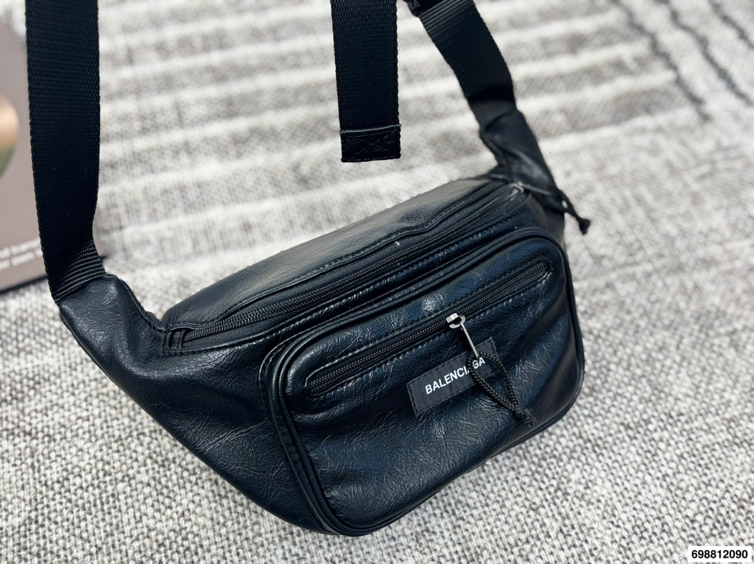 P120 巴黎世家腋下包 又出新单品▲新款 sling bag来啦~ 法棍包型超级实用的一款! 尺寸29.18