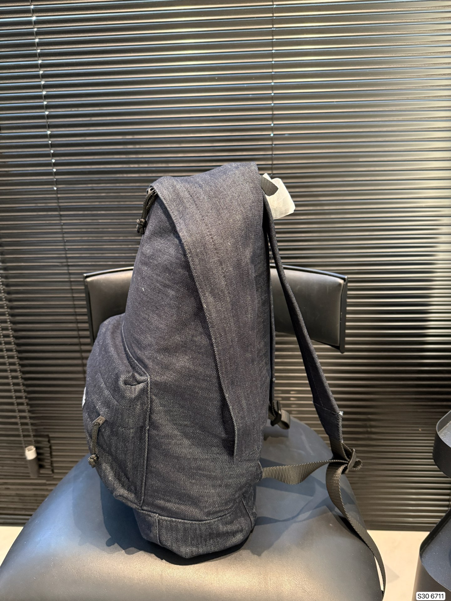 P200巴黎世家牛仔双肩包 牛仔双肩包, 来场说走就走的旅行也也不错主打休闲慵懒风 敲拉风啊时髦又有腔调 复古慵懒随性超好背 越看越爱 尺寸:35 43货号6711