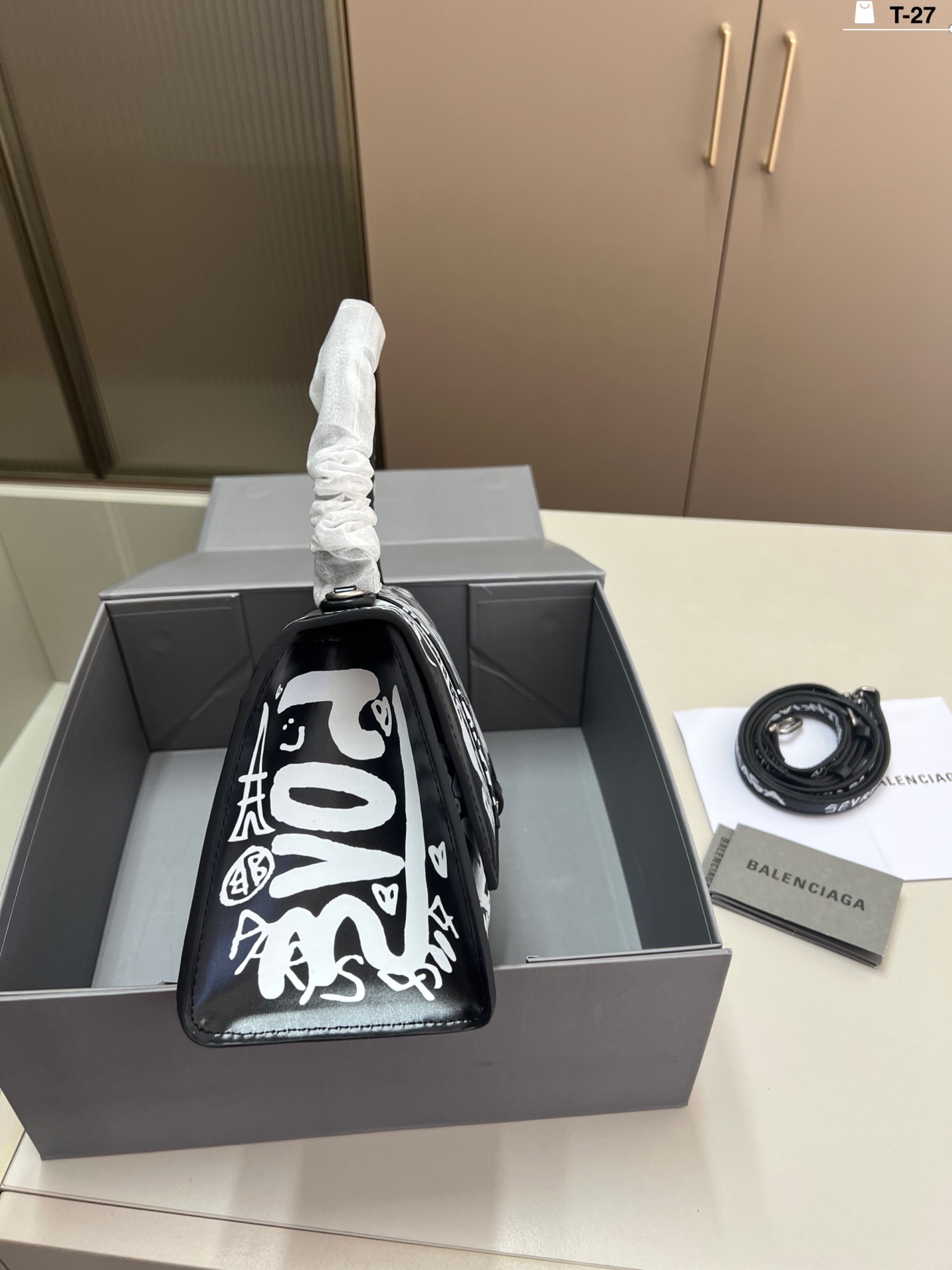 💰p155 巴黎世家涂鸦沙漏包 优雅 时尚 简单又大方 还带给你带来复古潮流的感觉 T-27尺寸22&times;10折叠盒