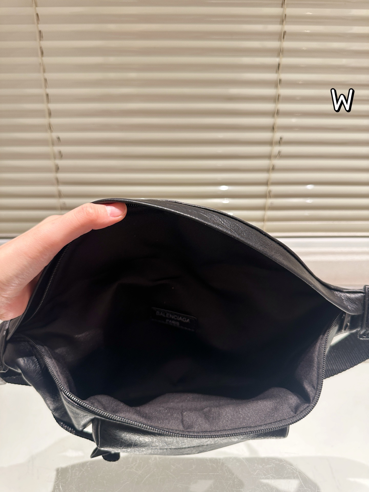 P140 巴黎世家 ARMY 系列腰包 &bull;巴黎世家ARMY系列腰包，黑色小羊皮材质，手感细腻又耐用，机能风设计超有型！拉链+多口袋，收纳超方便，通勤、户外都能用林。肩带可调节， 腰包斜挎随心切换，百搭又实用。ARMY系列硬朗风格，潮流爱好者必入，搭配简约或机能风穿搭都很出彩 26x21x9cm约 26x21x9cm，