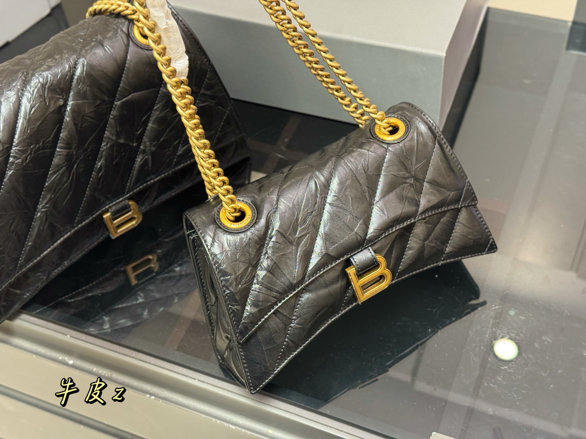 &yen;190 &yen;240 配盒牛皮 size：25*16cm 31*19cm crush直击我的心 巴黎世家新款包包 crush真的太高级了吧! 材质摸起来超级舒服~ 软fufu的颜值很高！