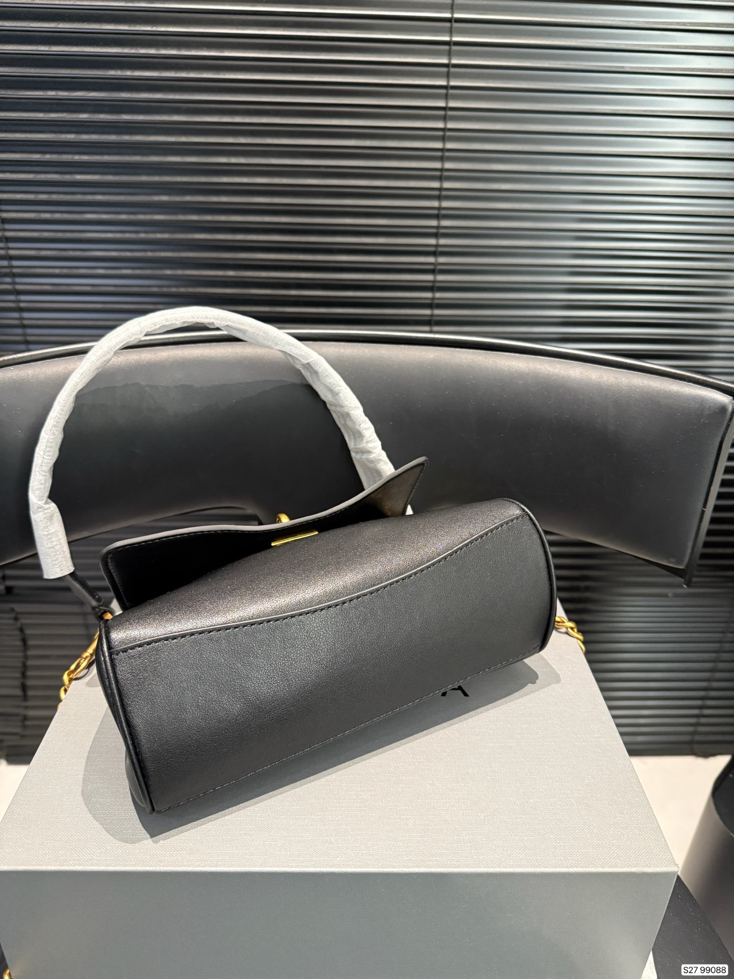 P185 配折叠盒 𝐁𝐚𝐥𝐞𝐧𝐜𝐢𝐚𝐠𝐚 𝐑𝐨𝐝𝐞𝐨 🖤🖤 巴黎世家 超火爆的Rodeo系列全新推出了Nano链条包⛓️可拆卸链条 一秒切换成超可爱的手拎包✌🏻 尺寸22 13 货号99088