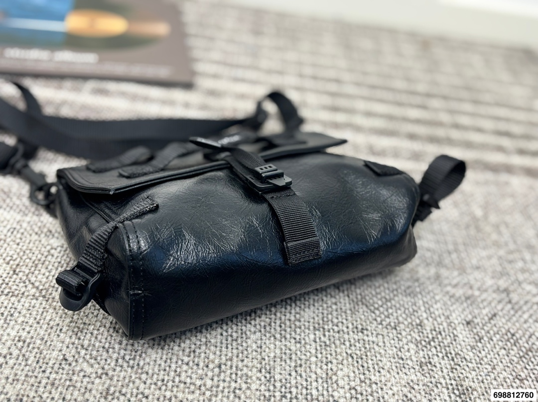 P190 巴黎世家邮差 还有这么机能风的Balenciaga邮差!!!! 实物巨巨巨好看!! 走在潮流第一线的俊男靓女们必须要拥有这只巴黎世家 尺寸：24 19