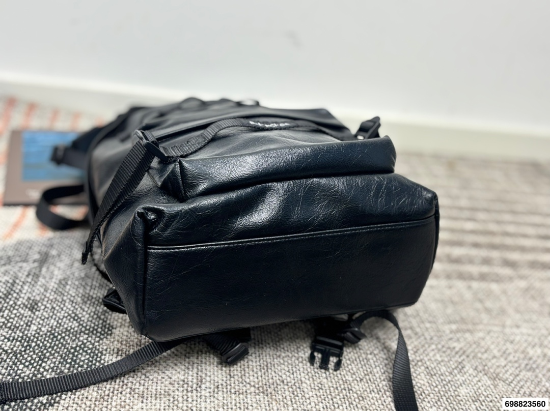 P270⚠️尺寸28.43 巴黎世家 牛仔双肩包 泰酷辣~ 凹照型神器 潮男必备 气质UP UP UP!!!