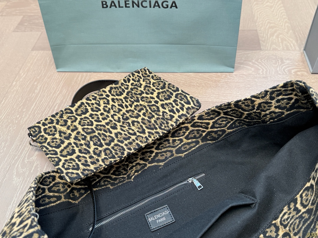 &yen;170 巴黎世家 Balenciaga托特包 最新款帆布豹纹 豹纹一直是时尚圈的代名词 上身就是时髦精 容量很大 尺寸：底45高34