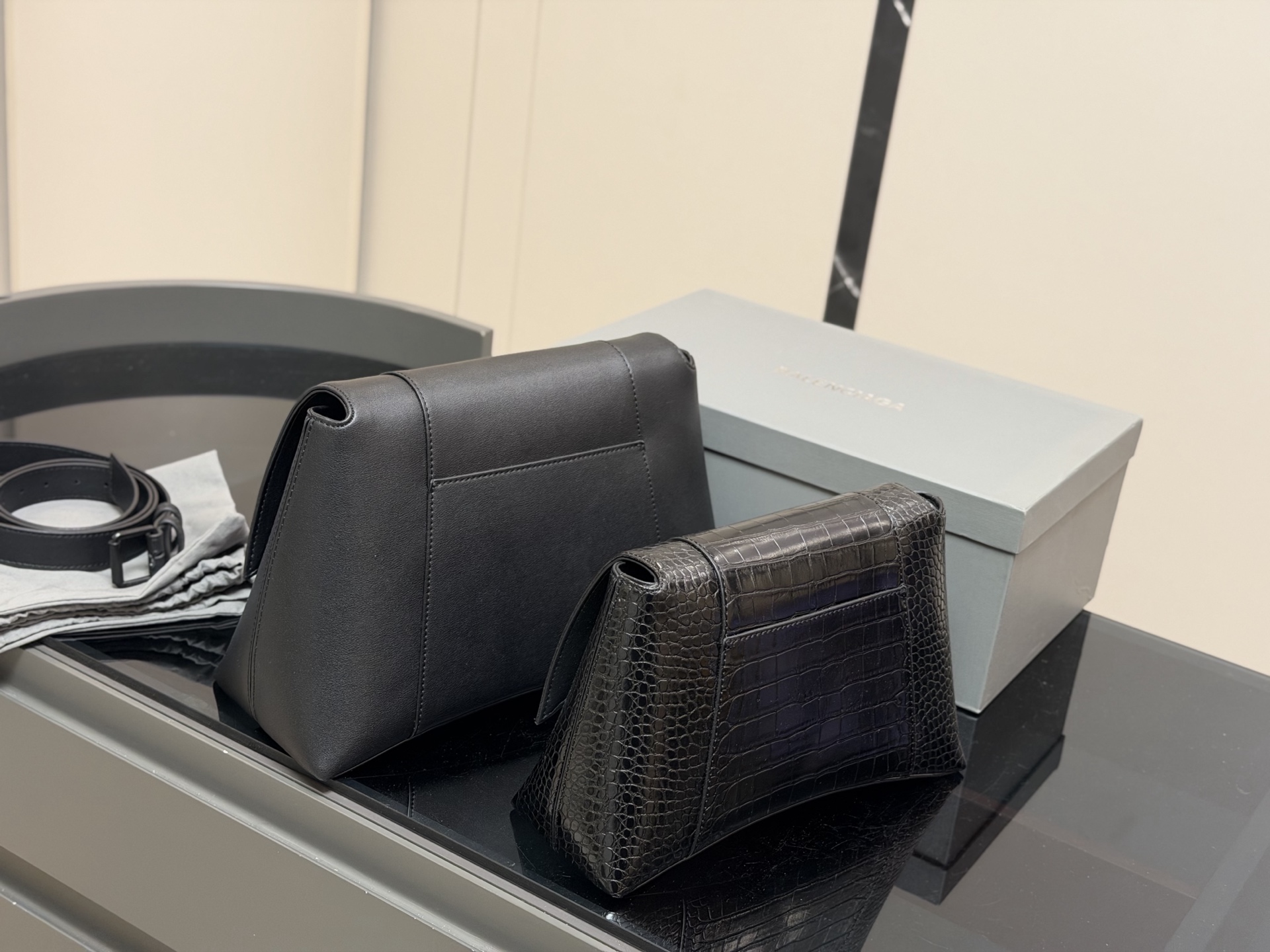 &yen;180 &yen;185 配盒！！ size：28cm 33cm Balenciaga down town 巴黎世家新款沙漏 异型包的设计又酷又高级 包身容量可观