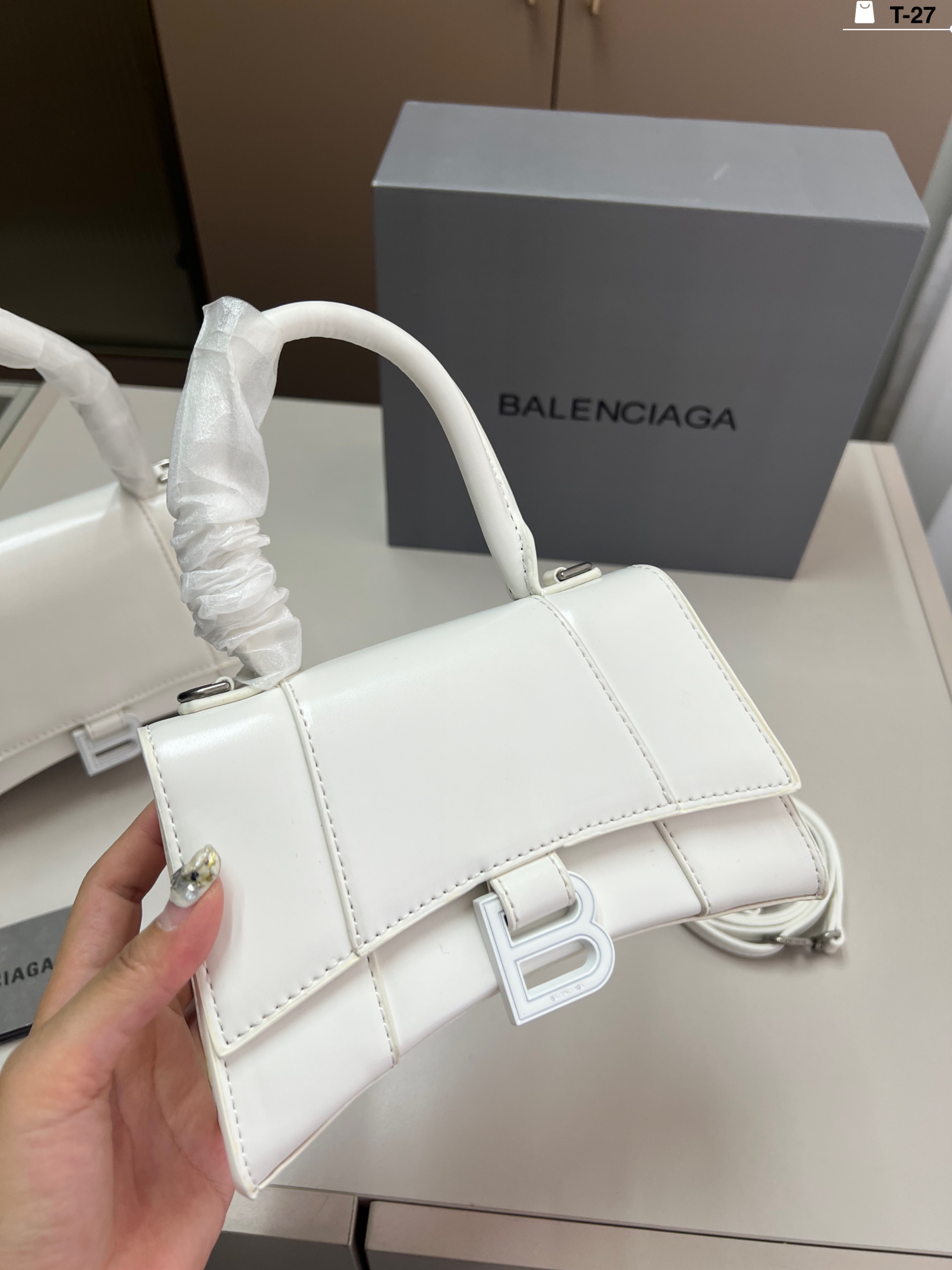 小💰p135 巴黎世家沙漏包（平纹） 优雅 时尚 简单又大方 还带给你带来复古潮流的感觉 T-27尺寸19&times;9/22&times;10折叠盒