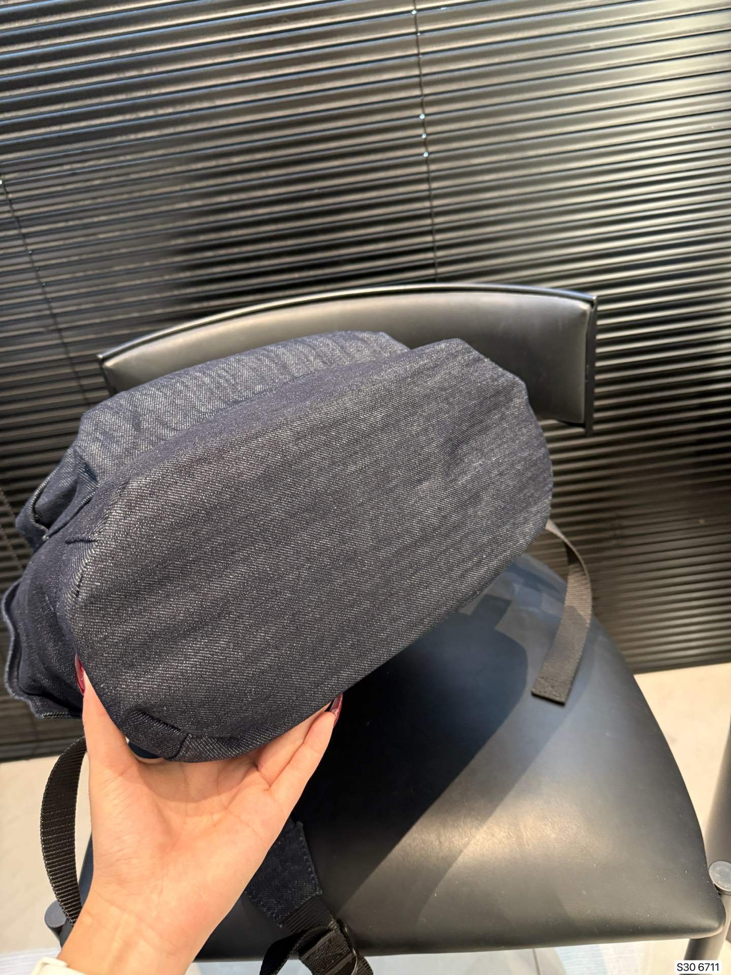 P200巴黎世家牛仔双肩包 牛仔双肩包, 来场说走就走的旅行也也不错主打休闲慵懒风 敲拉风啊时髦又有腔调 复古慵懒随性超好背 越看越爱 尺寸:35 43货号6711