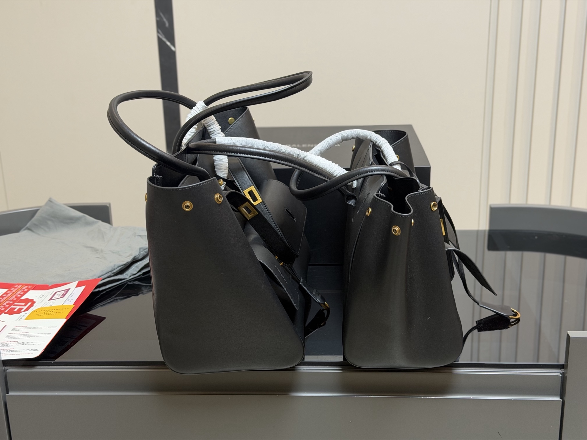 ¥420 ¥390 配折叠盒飞机盒 size:36.28cm 30.24cm 巴黎世家新款belair 大廓形包包 柔软的大廓形包包 上身慵懒感立刻get、 真的很喜欢又方便又酷的超实用大包!