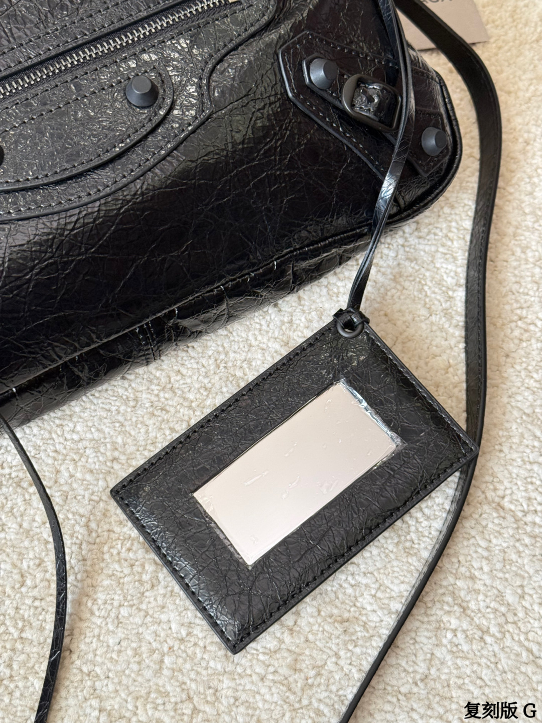 复刻版 p290 BALENCIAGA Le City Nano机车包 巴黎世家Le City Nano机车包，选用细纹羊皮革，质感柔软耐用。经典铆钉＋流苏设计，机车风满满，超有个性！黑色包身百搭，通勤休闲都能轻松驾驭。Nano尺寸小巧精致，内部空间合理，手机钱包都能装下，肩带可调节，单肩斜挎随心切换，实用又时髦！ 尺寸33.5 6.5 20