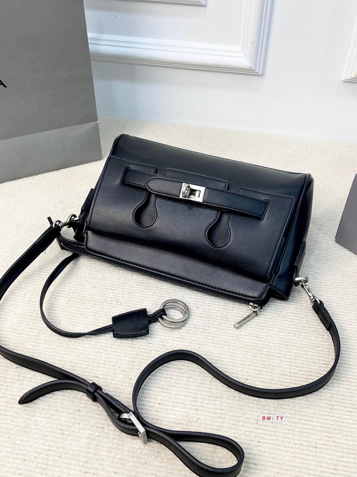 💰165 配折叠礼盒 巴黎世家Bel Air邮差包，质感细腻耐用，配色低调优雅，金属扣件精致有质感。包型经典，线条流畅，尺寸适中，通勤休闲都很适合。肩带可调节，支持单肩、斜挎多种背法，灵活百搭。内部空间合理，日常物品轻松收纳。 尺寸：27*10*18