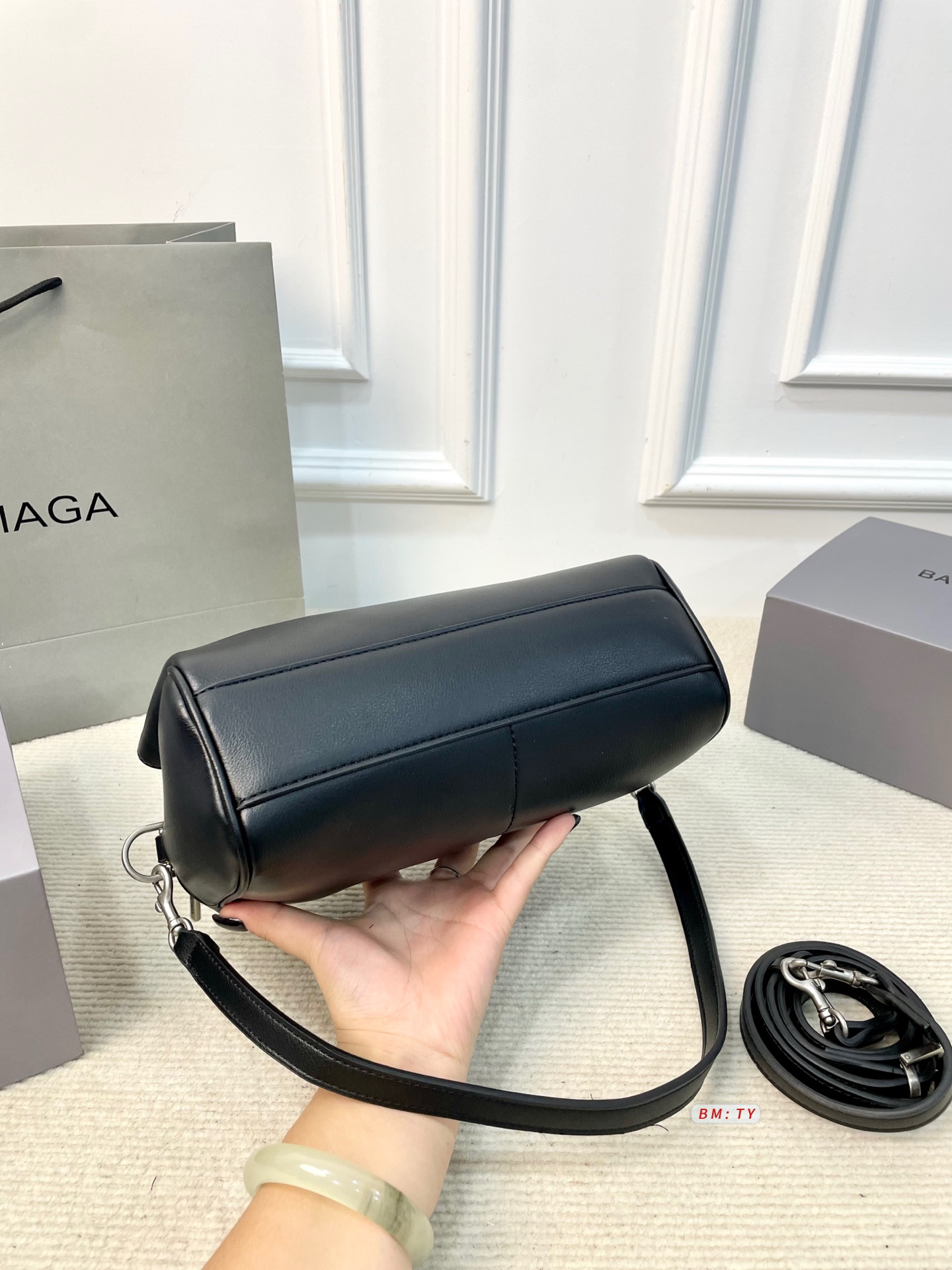 💰155 配折叠礼盒 巴黎世家Rodeo相机包，哑光质感+细腻褶纹，皮质柔软有韧性，越用越有光泽。简约包身配金属锁扣，细节精致，低调又高级！容量适中，手机、充电宝、笔记本都能装下，通勤休闲都OK。肩带可调节，手拎斜挎随心切换，实用又时髦。 尺寸：25*11*16