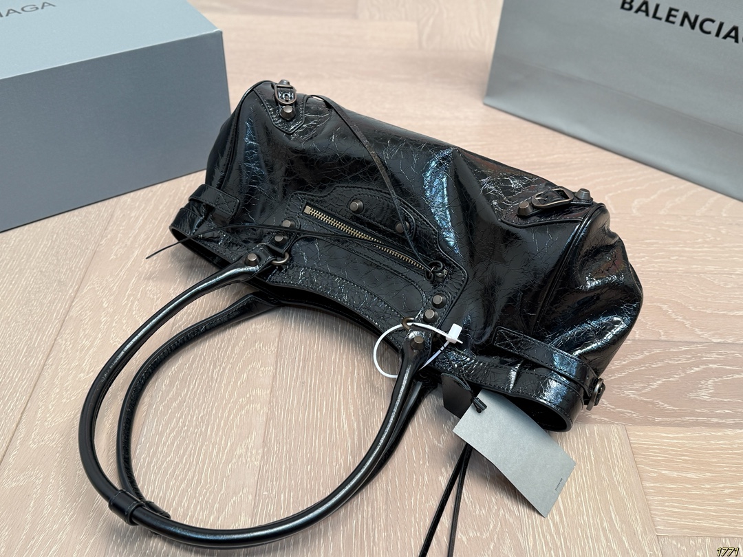 &yen;250飞机盒 Balenciaga 巴黎世家新款 男女通用款哦 众多明星追捧的单品 原版面料 原单品质 超高回头率 尺寸31 16