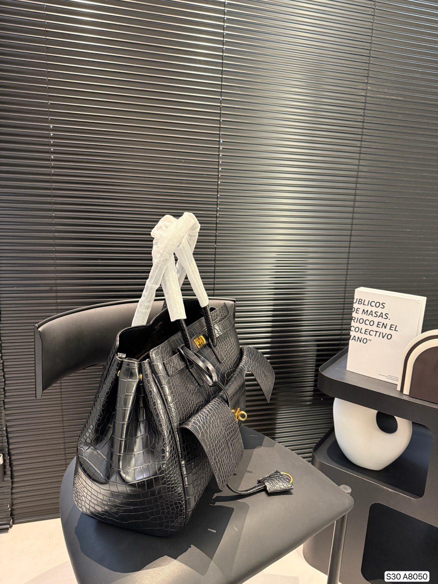 P200 巴黎世家新款RODEO大廓形包包 柔软的大廓形包包 上身慵懒感立刻get、 真的很喜欢又方便又酷的超实用大包! 尺寸38 28 货号A8050