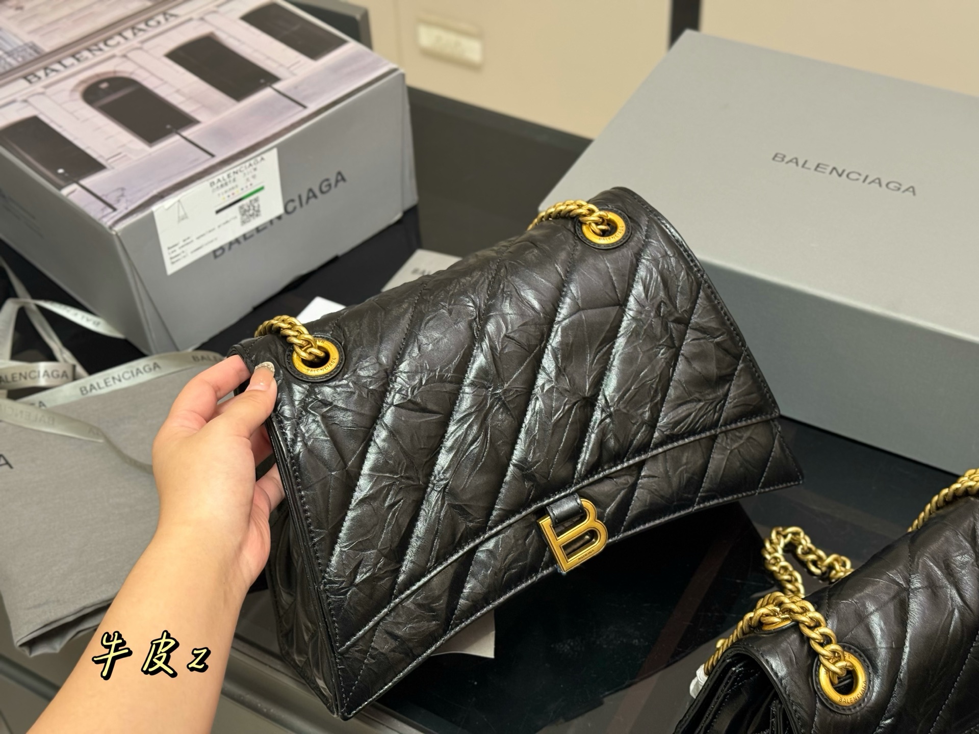 &yen;190 &yen;240 配盒牛皮 size：25*16cm 31*19cm crush直击我的心 巴黎世家新款包包 crush真的太高级了吧! 材质摸起来超级舒服~ 软fufu的颜值很高！