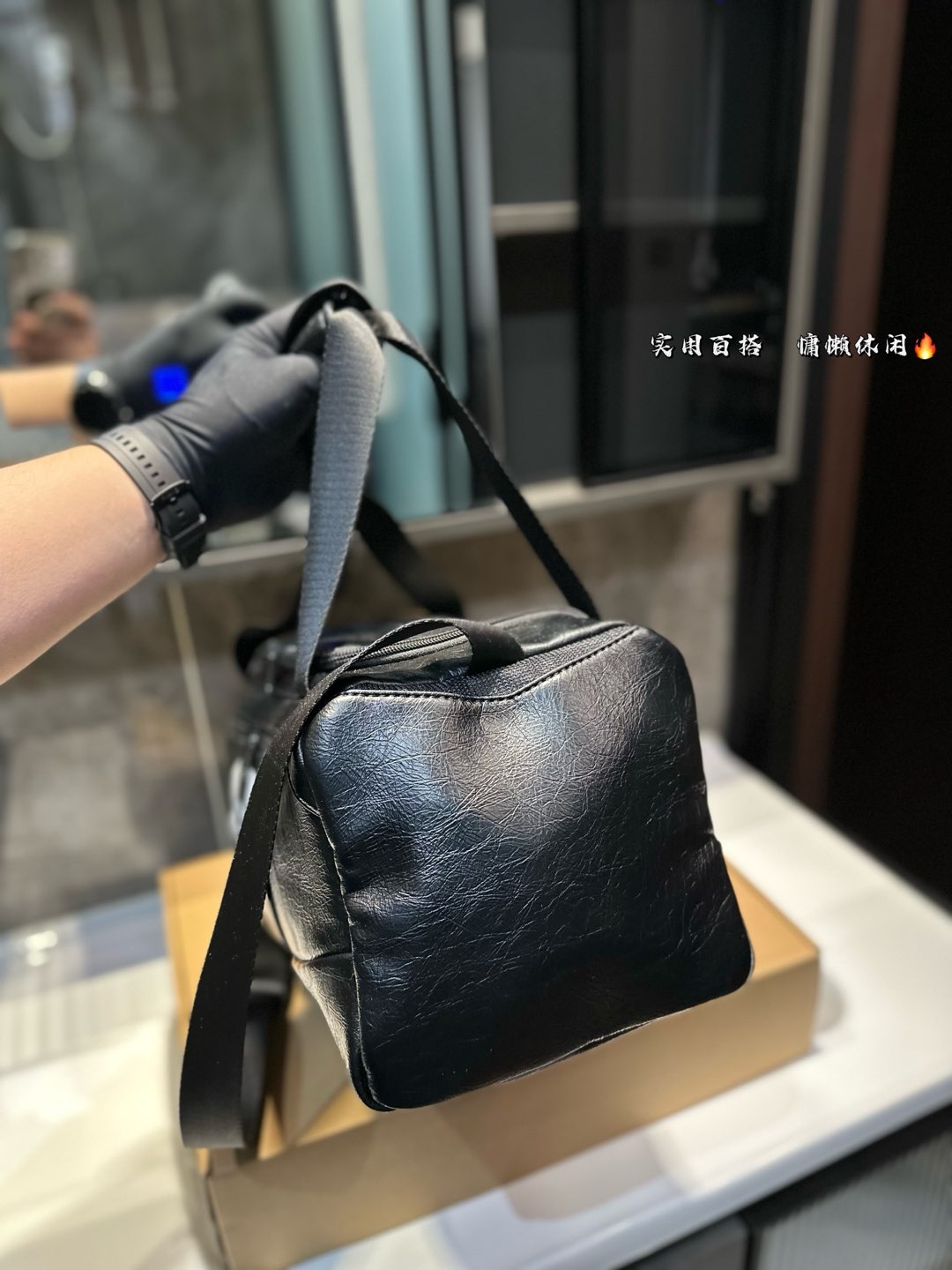 ❤️P175❤️ 种草巴黎世家的健身包联名安德玛 巴黎世家,时尚界的宠儿! 每一款单品都仿 佛在诉说着潮流的故事。 今日种草一个健身包包和安德玛联名的、这款包包,简直就是潮流界的超级巨星!它不仅拥有巴黎世家的奢华质感,还注入了安德玛的专业运动元素。巴黎世家,点燃时尚之火!它的设计充满力量感,让你自信满满地迎接每一个挑战。勇敢地展现自己的时尚态度 尺寸:39 18