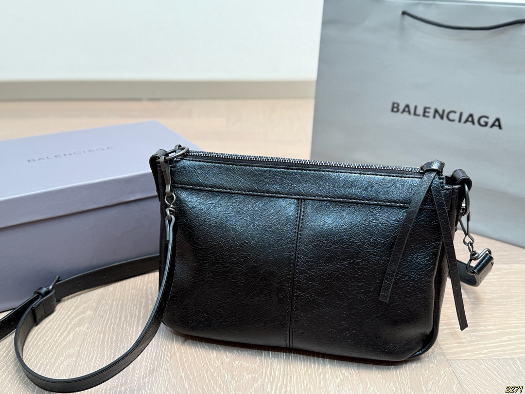 &yen;150配盒 Balenciaga 巴黎世家机车包 仙女的背包 完完全全 被迷上啦 仿佛进入仙境般 是每个可爱的小仙女必备 尺寸28 18