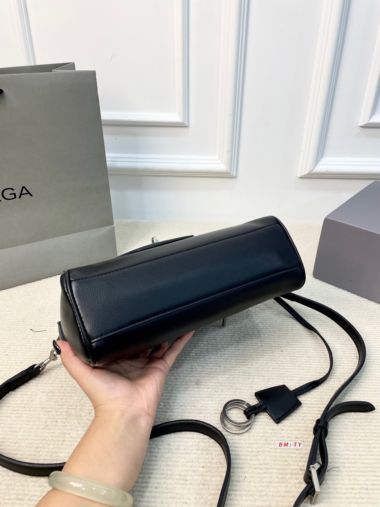 💰165 配折叠礼盒 巴黎世家Bel Air邮差包，质感细腻耐用，配色低调优雅，金属扣件精致有质感。包型经典，线条流畅，尺寸适中，通勤休闲都很适合。肩带可调节，支持单肩、斜挎多种背法，灵活百搭。内部空间合理，日常物品轻松收纳。 尺寸：27*10*18