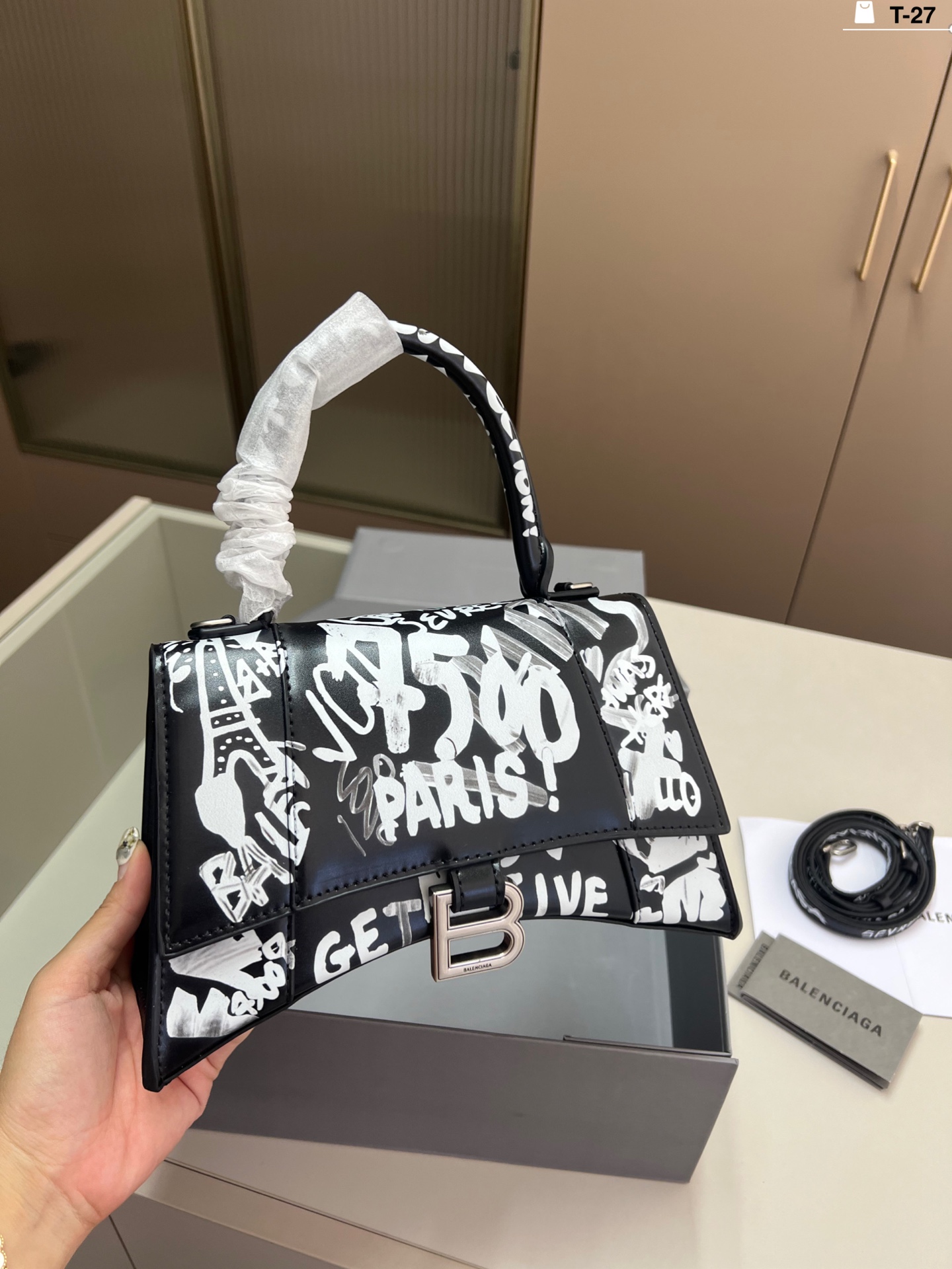 💰p155 巴黎世家涂鸦沙漏包 优雅 时尚 简单又大方 还带给你带来复古潮流的感觉 T-27尺寸22&times;10折叠盒