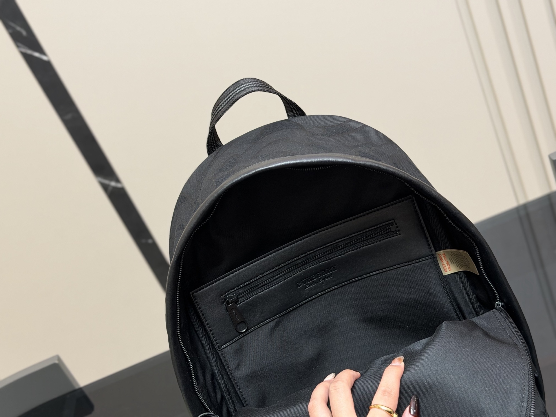 &yen;220 无盒 轻便又🈶️容量 size：30*40cm 巴宝莉双肩包🎒 这款背包以标志性Burberry Trench风衣的独创面料作为灵感来源， 采用与棉质嘎巴甸同为密织结构的柔韧尼龙材质制成。 真的是好用到心坎里。