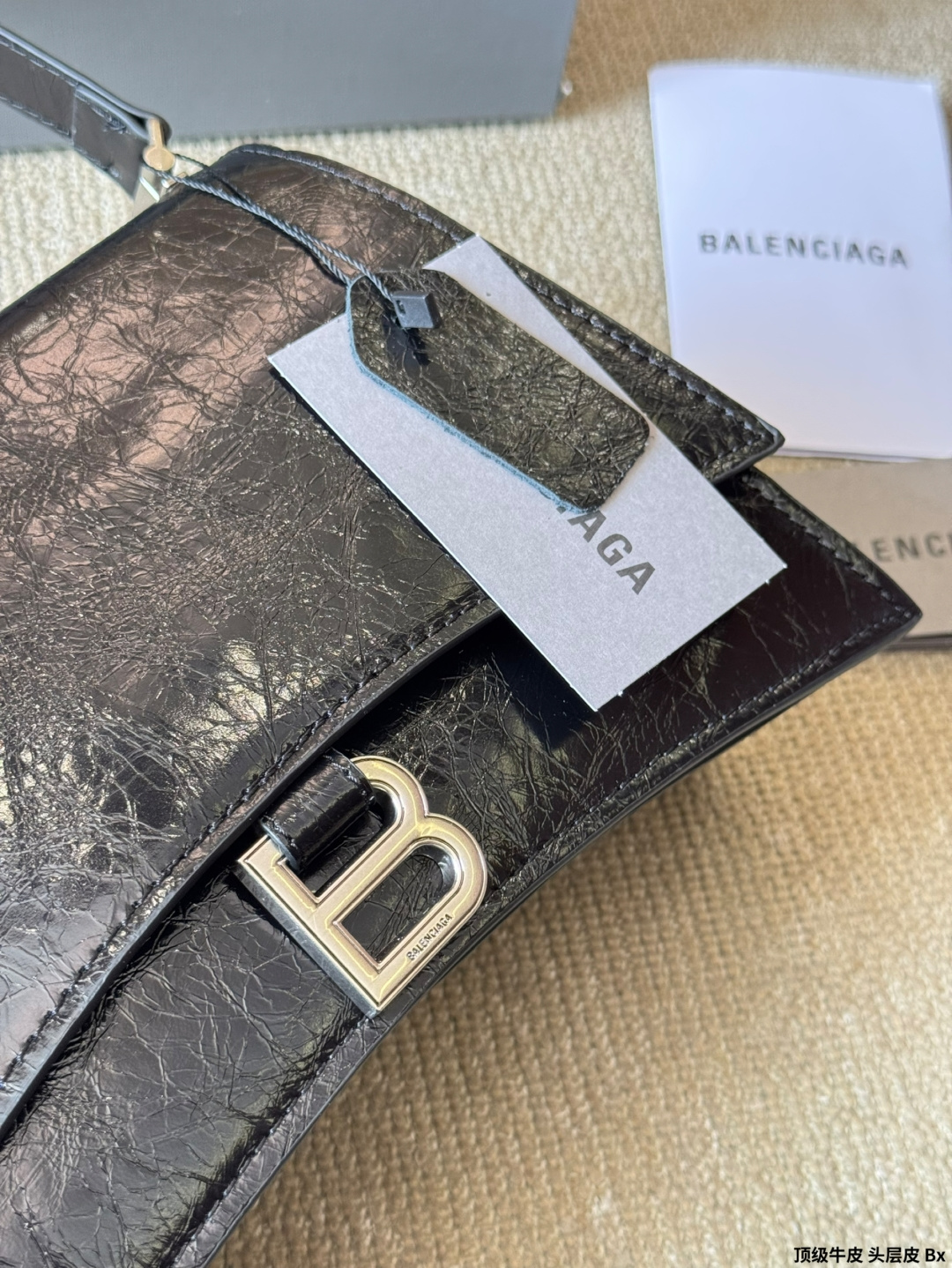 顶级原单 头层皮 p230/p210 Balenciaga 秋季新款 Crush 包款強勢登場!独特的标志 性弧线形状造型底部设置一个圆润光滑的拱形弧线,以解构手法重释经典 OR柔韧的造型易于折叠和展开,拱形包底与尖角边缘设计,包型搭配层次分明的内部空问。压光牛皮与柔软羊皮革内里,手袋肌理与设计亮点 均彰显出其绝佳的触感。改为可调节肩带设计,细节满满° 取消链条改为肩带更加偏向中性风,男生也可以 完美驾驭啦! 尺寸:大号30 20cm 小号25 16cm