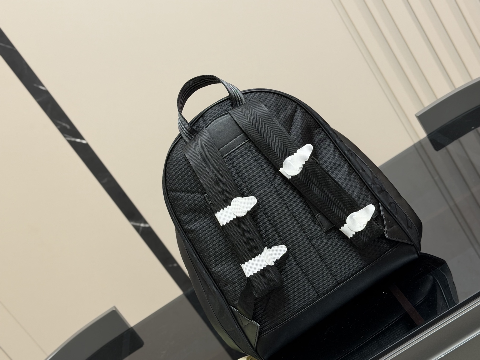 &yen;220 无盒 轻便又🈶️容量 size：30*40cm 巴宝莉双肩包🎒 这款背包以标志性Burberry Trench风衣的独创面料作为灵感来源， 采用与棉质嘎巴甸同为密织结构的柔韧尼龙材质制成。 真的是好用到心坎里。