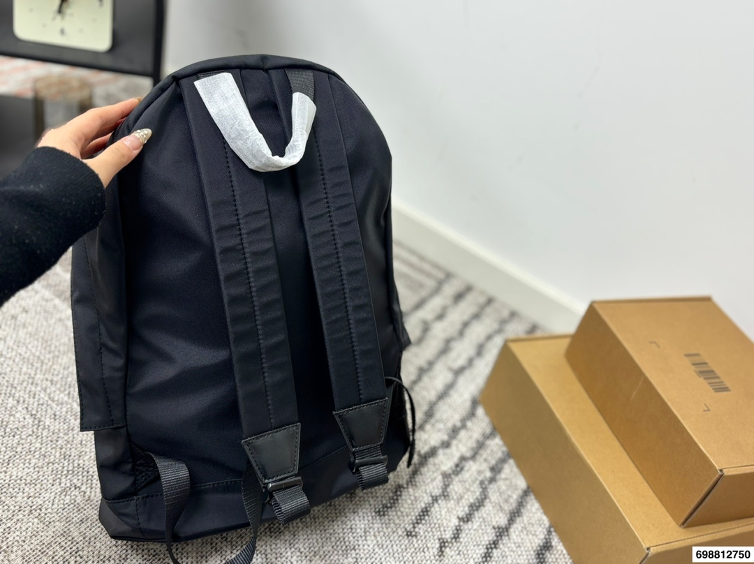 p190 Balenciaga双肩包 巴黎世家 男女皆可 百搭休闲 容量超惊人 重点是真的很轻便 设计也很简约耐看 尺寸33 44