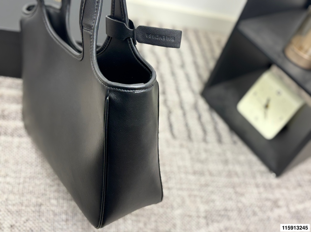 p145 配盒子 Balenciaga 巴黎世家 托特包 这款白色托特包采用柔软皮革，表面细腻有质感，设计极简，线条流畅，低调又高级。容量大，通勤或短途出行都很实用，手提肩背都方便。黑色百搭，轻松融入各种穿搭，简约风格爱好者必入！日常通勤、休闲场合都能hold住，实用又提升造型感山 尺寸36 24