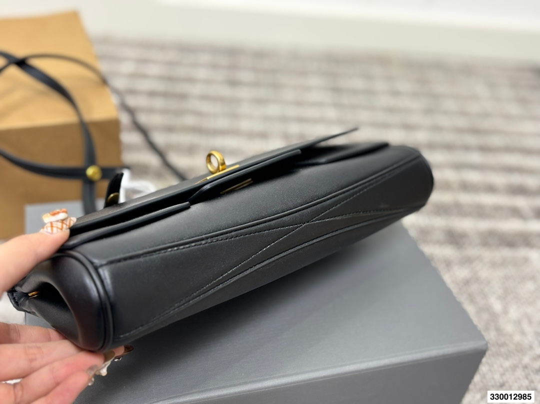 p215 全套包装 size: 28*14cm 巴黎世家 belair这个系列太顶了! 新款手包/斜挎包小小的很精致! 牛皮品质哦! 皮质的韧性与手感都非常柔和哦