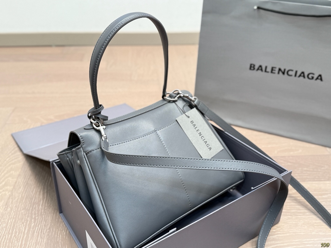 小号&yen;225折叠盒 Balenciaga巴黎世家新款 任何风格都可轻松驾驭 适合日常 旅游 出行 集美必备 尺寸：小号27 19
