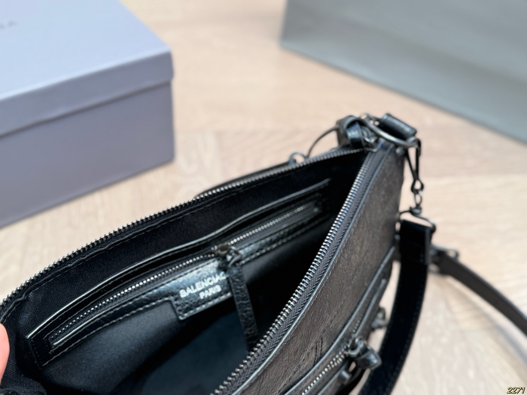 &yen;150配盒 Balenciaga 巴黎世家机车包 仙女的背包 完完全全 被迷上啦 仿佛进入仙境般 是每个可爱的小仙女必备 尺寸28 18