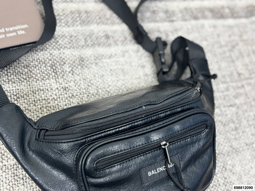 P120 巴黎世家腋下包 又出新单品▲新款 sling bag来啦~ 法棍包型超级实用的一款! 尺寸29.18