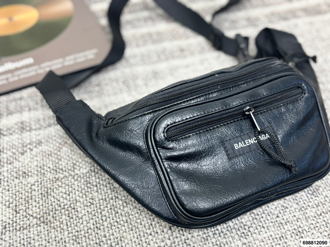 P120 巴黎世家腋下包 又出新单品▲新款 sling bag来啦~ 法棍包型超级实用的一款! 尺寸29.18