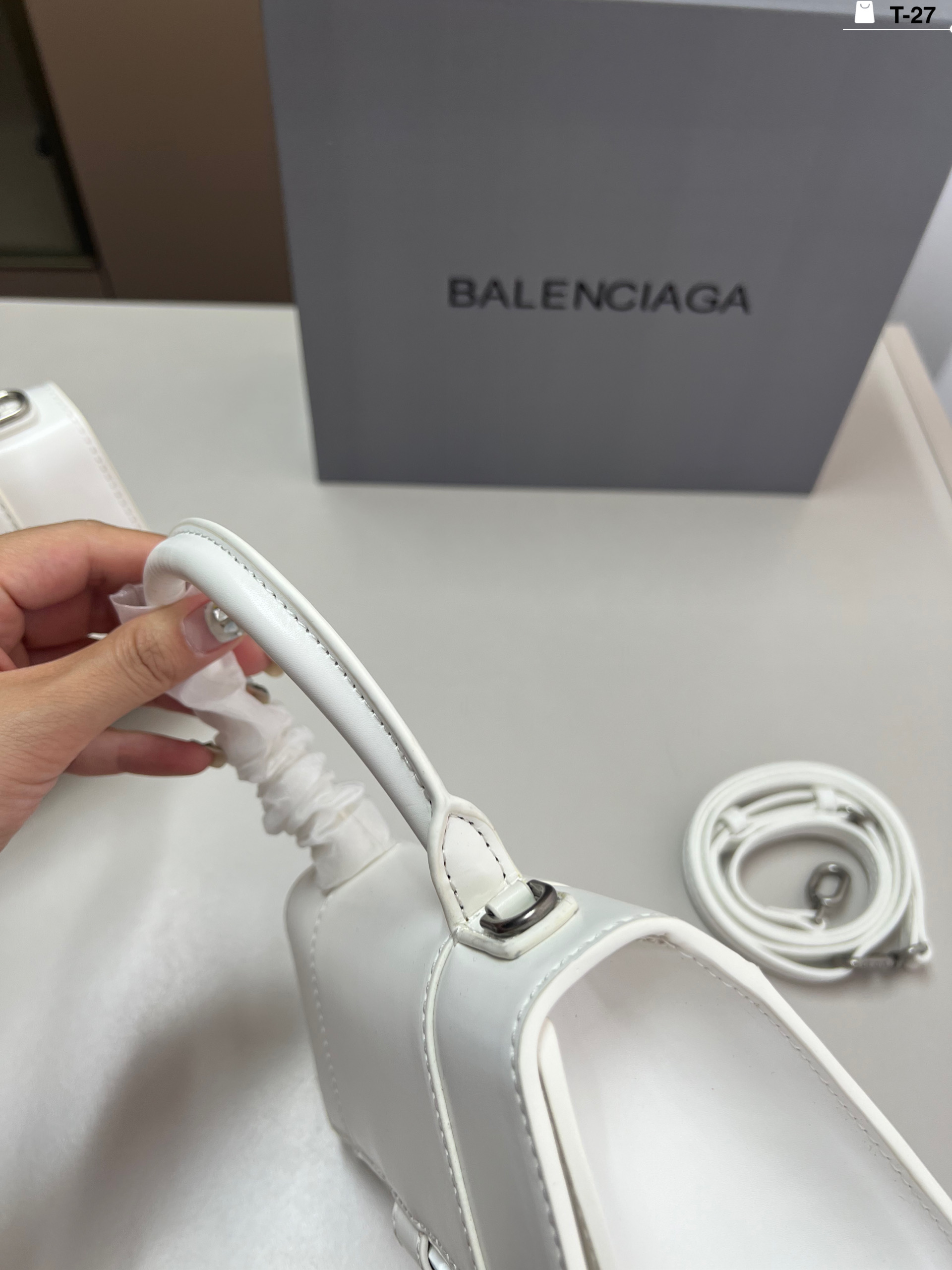 小💰p135 巴黎世家沙漏包（平纹） 优雅 时尚 简单又大方 还带给你带来复古潮流的感觉 T-27尺寸19&times;9/22&times;10折叠盒