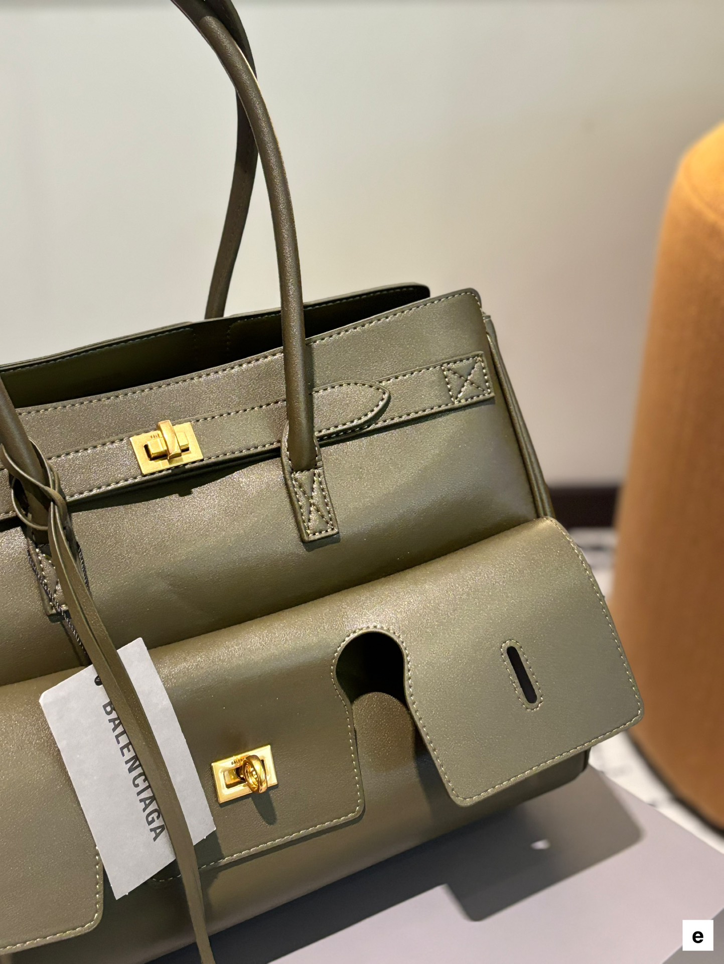 牛皮 p285 卡戴珊look|巴黎世家 甲甲卡戴珊(Kim Kardashian)套装巴黎世家家的 (铂金包Balenciaga belair)黑色机车过膝靴穿出了卡戴珊的霸气. 。。今年巴黎世家的包把爱马仕玩的淋漓尽先是kelly redeo，又是birkin的belair。光价格没比爱 马仕便宜哦，真是又爱又恨的。大号35 30cm