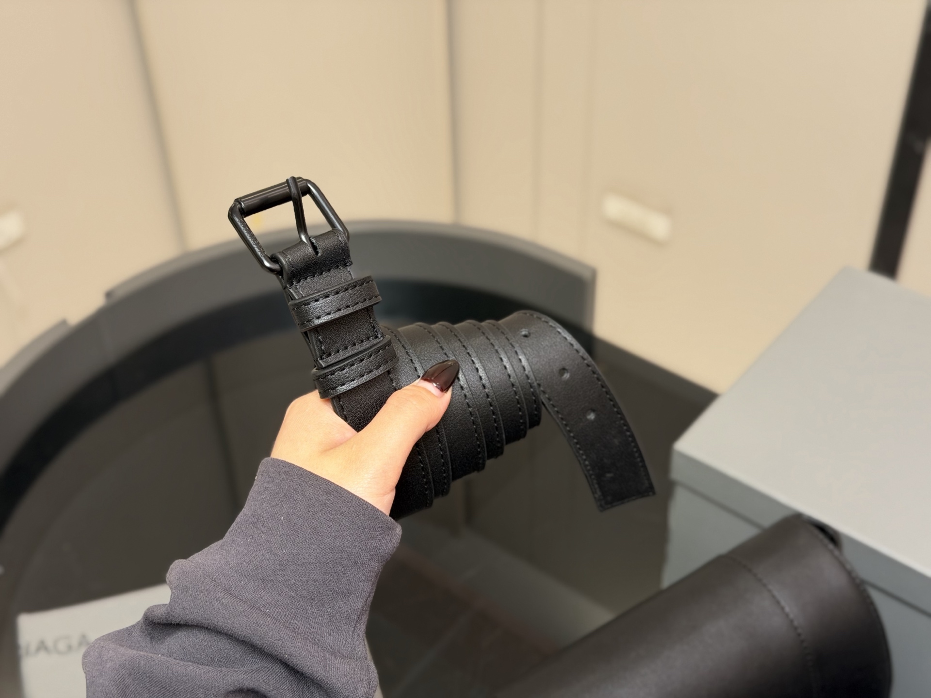 &yen;180 &yen;185 配盒！！ size：28cm 33cm Balenciaga down town 巴黎世家新款沙漏 异型包的设计又酷又高级 包身容量可观