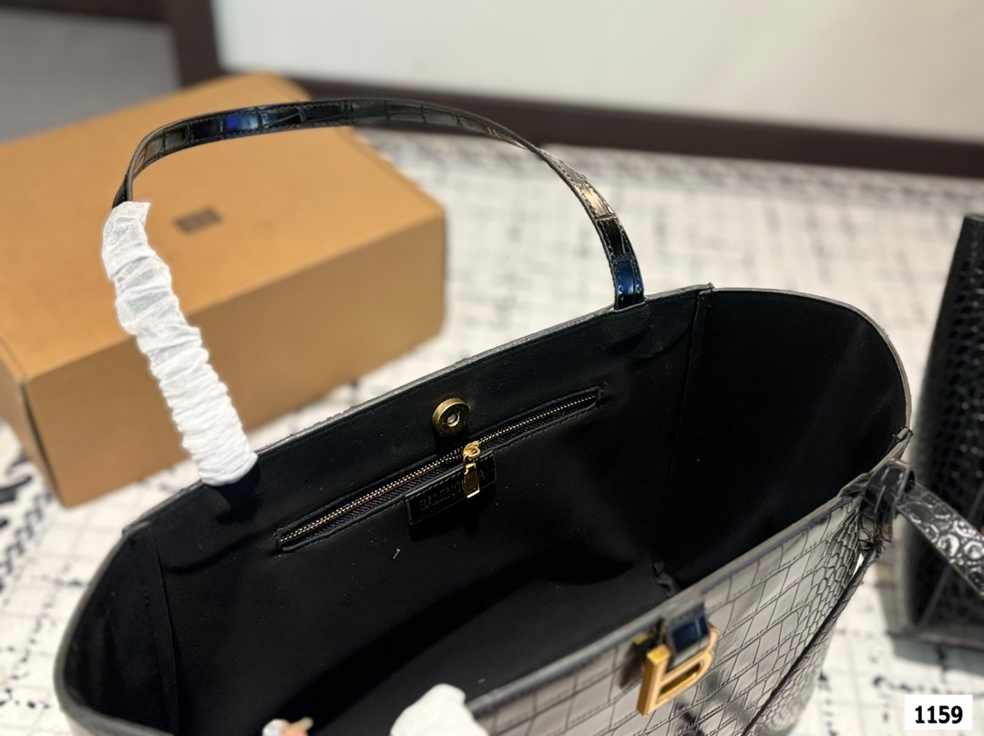 大号P140 小号P135 巴黎世家托特 Balenciaga 2025年新款 Hampton Carry All 手袋 洗练倒梯形结构搭配管状皮革双手柄，简化的包身结构更为轻便 尺寸：大号36 27 小号24 26