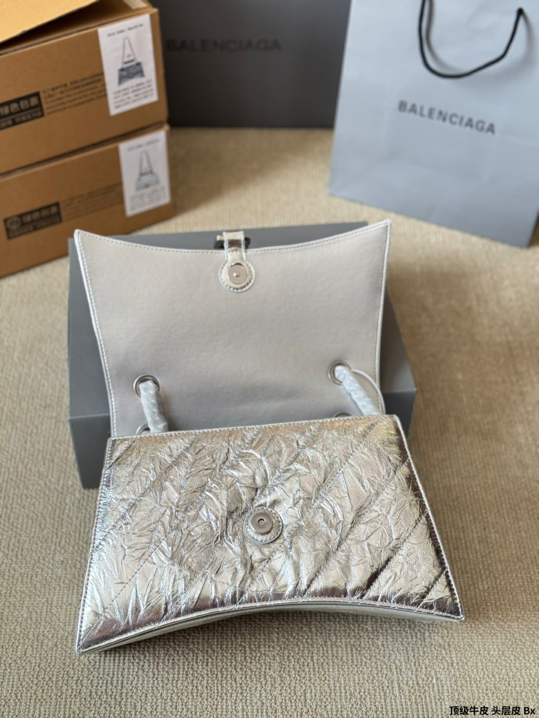 顶级原单 头层皮 p230/p200/p180 有Bella独特的氛围感了，好绝。 有Bella 那味儿了 一独特的氛围感好绝。 来自巴黎世家 Crush气场强大的实用型 大包包强势回归！ 巴黎世家 Crush 以 Hourglass 沙漏包廓形为基础，特殊 处理后呈现出皱褶纸质感的纹理，软软的包身 十褶皱 感皮质，满满的前卫感！ 整个包真的一眼爱上，经典沙漏轮廓，皮质柔软，手感 像枕头一般超级好！尺寸大号30 20cm 小号25 15cm 迷你20 13cm