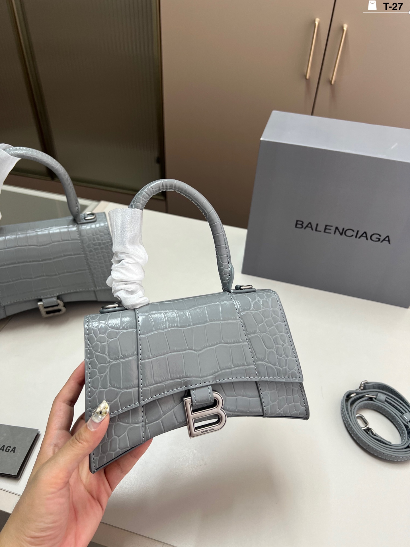 小💰p135 巴黎世家沙漏包（鳄鱼纹） 优雅 时尚 简单又大方 还带给你带来复古潮流的感觉 T-27尺寸19&times;9/22&times;10折叠盒
