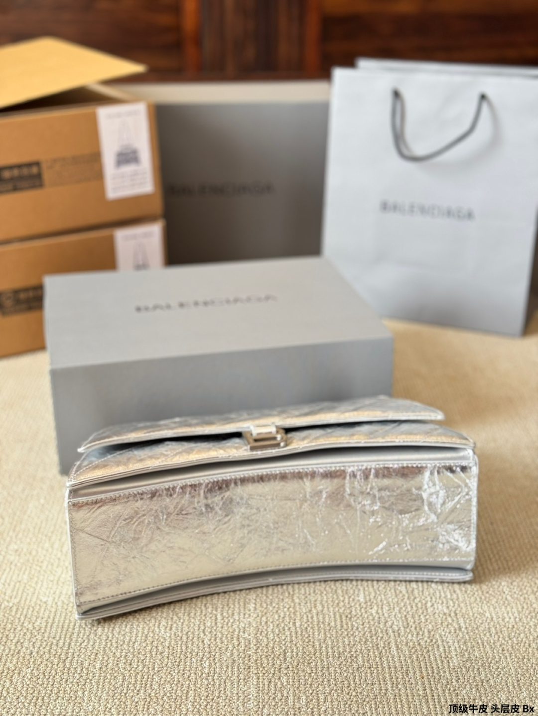 顶级原单 头层皮 p230/p200/p180 有Bella独特的氛围感了，好绝。 有Bella 那味儿了 一独特的氛围感好绝。 来自巴黎世家 Crush气场强大的实用型 大包包强势回归！ 巴黎世家 Crush 以 Hourglass 沙漏包廓形为基础，特殊 处理后呈现出皱褶纸质感的纹理，软软的包身 十褶皱 感皮质，满满的前卫感！ 整个包真的一眼爱上，经典沙漏轮廓，皮质柔软，手感 像枕头一般超级好！尺寸大号30 20cm 小号25 15cm 迷你20 13cm