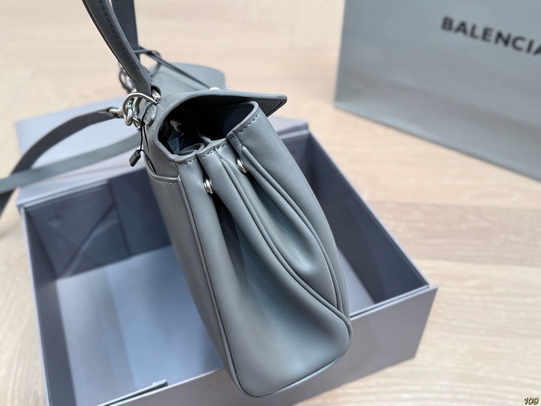 小号&yen;225折叠盒 Balenciaga巴黎世家新款 任何风格都可轻松驾驭 适合日常 旅游 出行 集美必备 尺寸：小号27 19