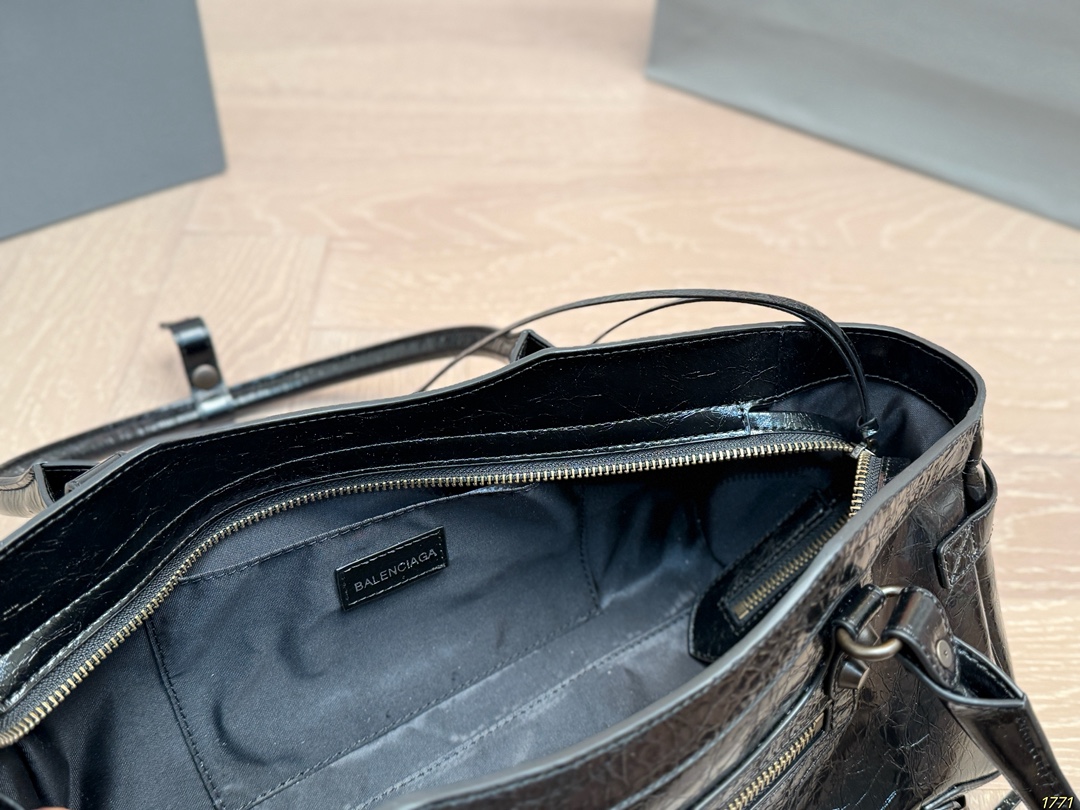 &yen;250飞机盒 Balenciaga 巴黎世家新款 男女通用款哦 众多明星追捧的单品 原版面料 原单品质 超高回头率 尺寸31 16