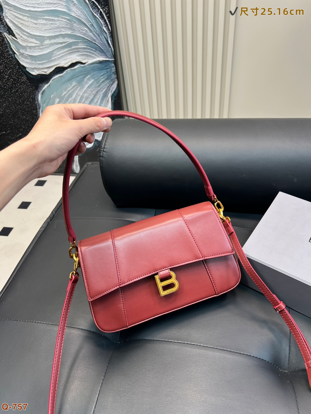 💰160 配折叠盒 巴黎世家CHIPS薯片袋造型颠覆传统牛皮材质打造独特触感，超薄设计却能装下手机、口红，兼具趣味与实用。搭配可拆卸肩带，轻松驾驭街头潮搭与摩登商务。以先锋设计打破平庸，让每一次出场都成为话题焦点！ 尺寸25.16cm