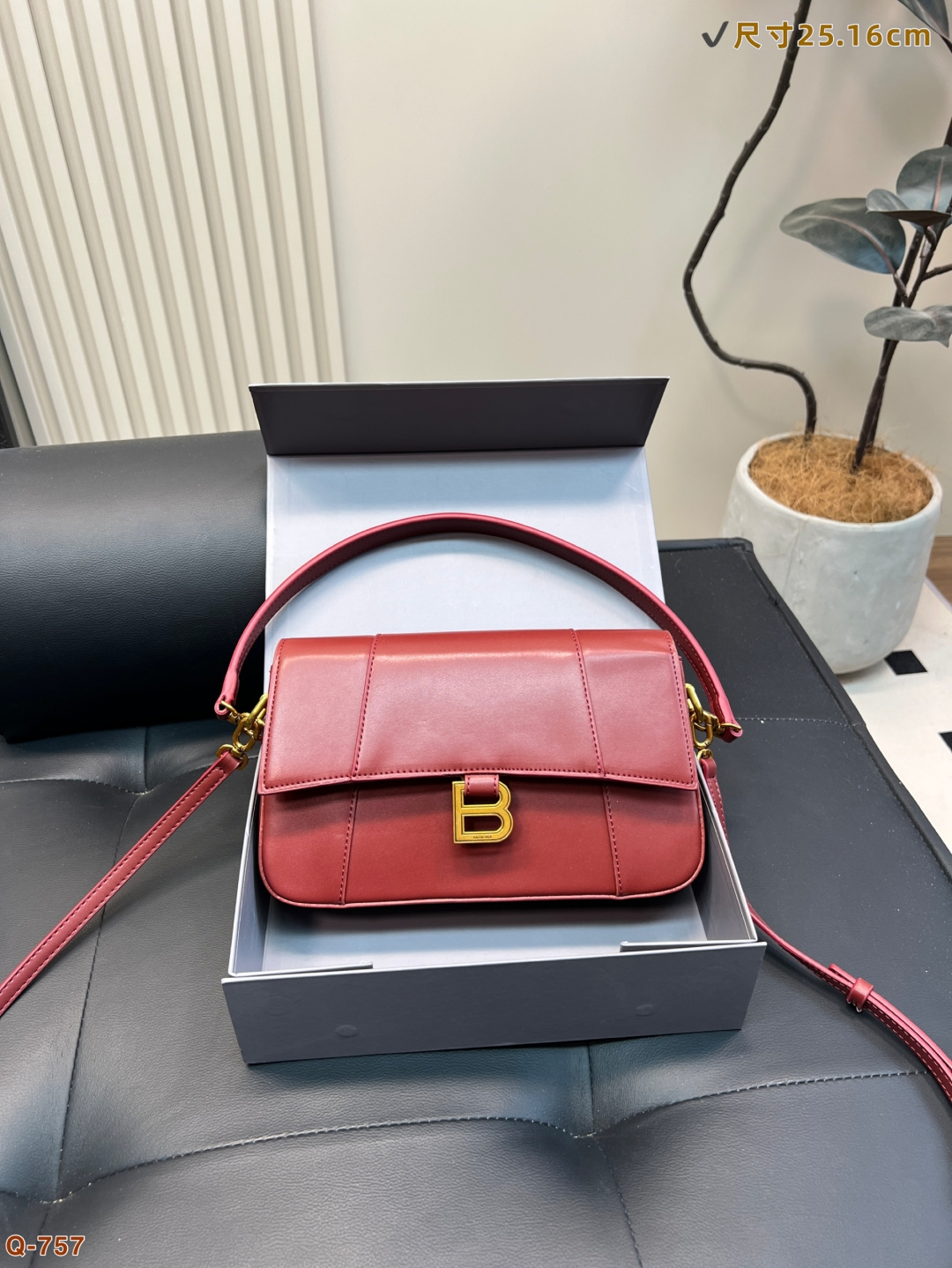 💰160 配折叠盒 巴黎世家CHIPS薯片袋造型颠覆传统牛皮材质打造独特触感，超薄设计却能装下手机、口红，兼具趣味与实用。搭配可拆卸肩带，轻松驾驭街头潮搭与摩登商务。以先锋设计打破平庸，让每一次出场都成为话题焦点！ 尺寸25.16cm